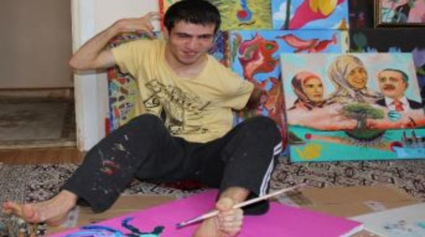 Engelli Arslan, Ayaklarıyla Başbakan Erdoğan, Eşi Ve Annesi Tenzile Erdoğan&rsquo;ın Resmini &Ccedil;izdi