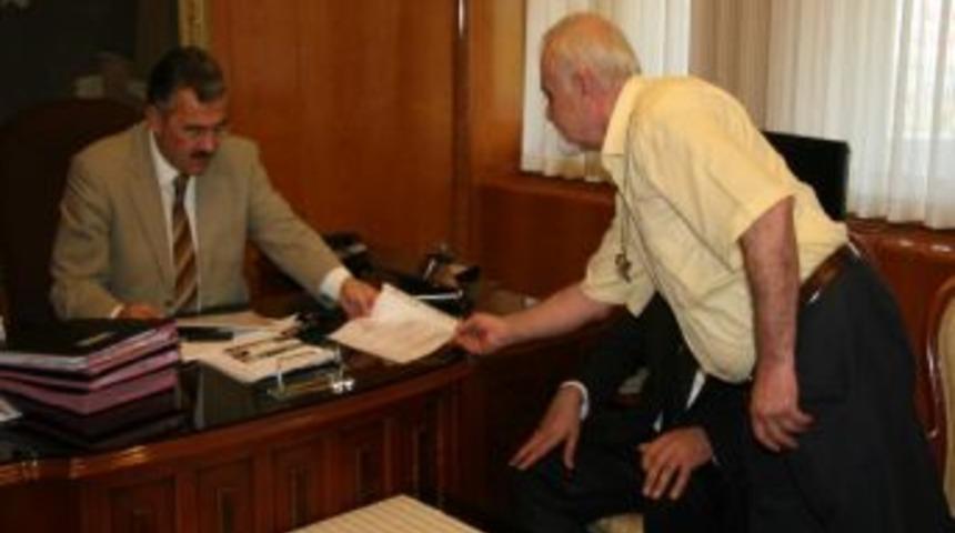 &Ouml;zkan Ve G&uuml;mr&uuml;k&ccedil;&uuml;, Vali Ayyıldız&rsquo;ı Ziyaret Etti