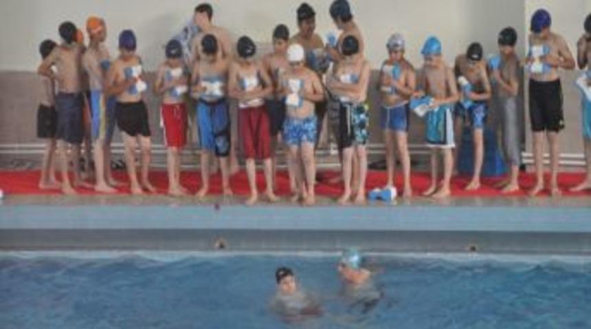 Kapalı Y&uuml;zme Havuzunda Y&uuml;zme Eğitimleri Başladı