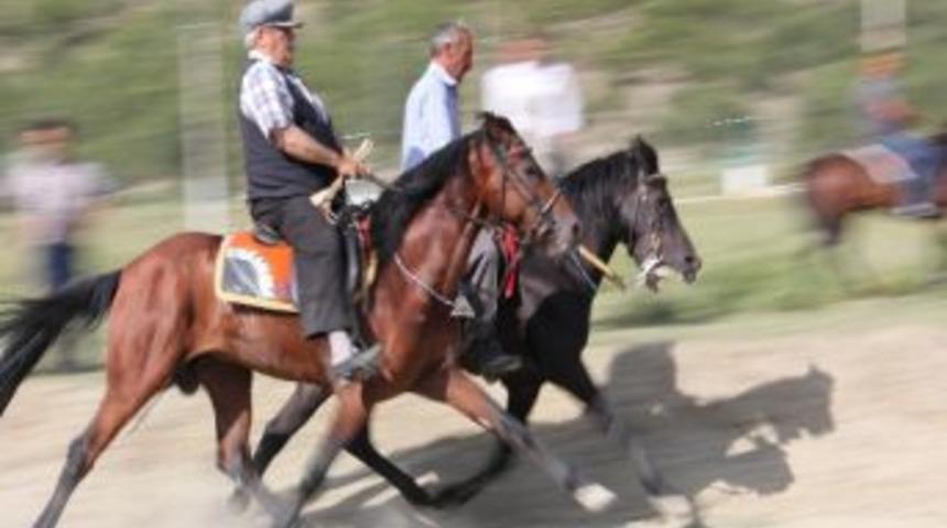 Osmancık&rsquo;ta At Yarışları D&uuml;zenlendi