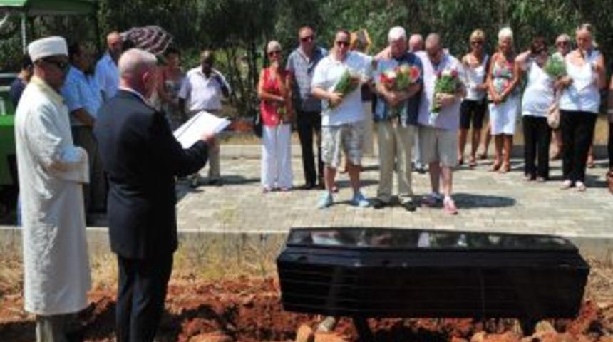 İngiliz Kadın I&ccedil;in Imam Ve Rahibin Katıldığı Cenaze T&ouml;reni D&uuml;zenlendi