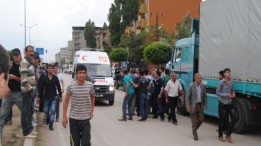 Y&uuml;ksekova'da 8 Yaşındaki &Ccedil;ocuk TIR'ın Altında Kalarak Can Verdi