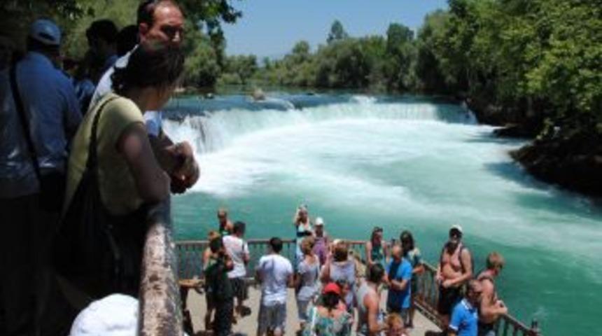 Sıcak Havadan Bunalan Turistler Manavgat Şelalesi'nde Serinliyor