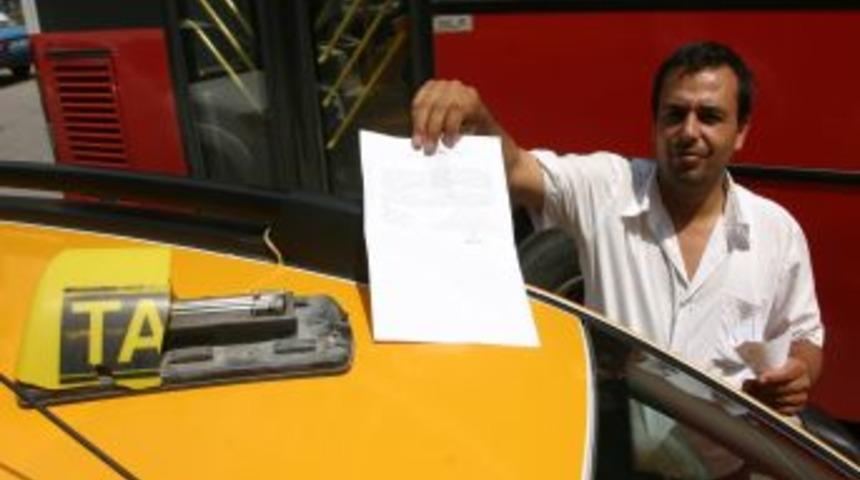 Ticari Taksi S&uuml;r&uuml;c&uuml;s&uuml; Aracına Şişe Atanların Bulunmasını Istedi