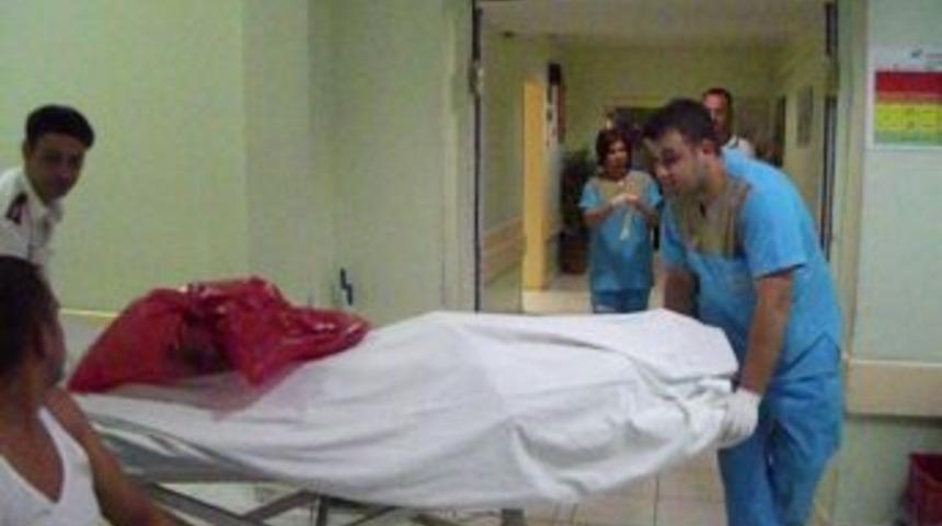 Ayvalık&rsquo;ta Otomobil Minib&uuml;sle &Ccedil;arpıştı: 1 &Ouml;l&uuml;, 10 Yaralı