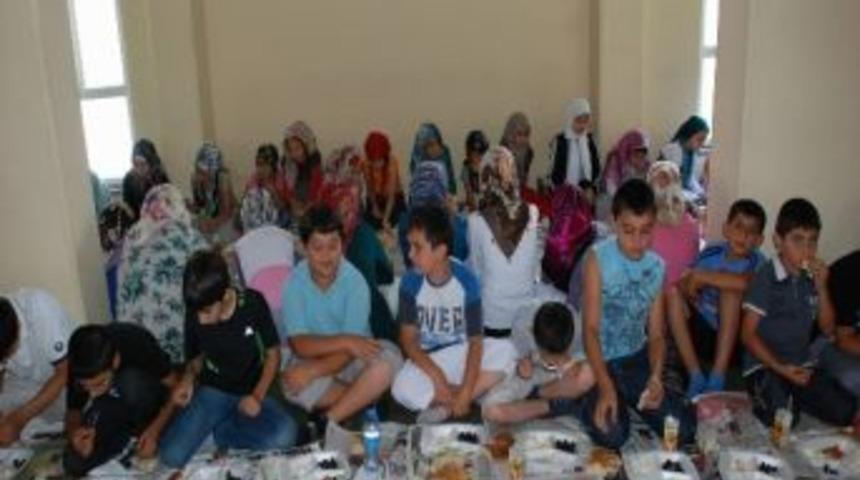 Yaz Kur&rsquo;an Kursu &Ouml;ğrencilerine Camide Kahvaltı