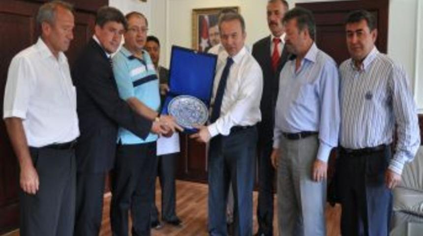 Vali G&uuml;ner, Karacalı K&ouml;y&uuml; Derneği Y&ouml;netimini Kabul Etti