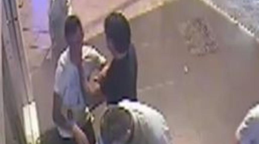 Marmaris'te Bı&ccedil;aklı Kavga G&uuml;venlik Kameralarına Yansıdı