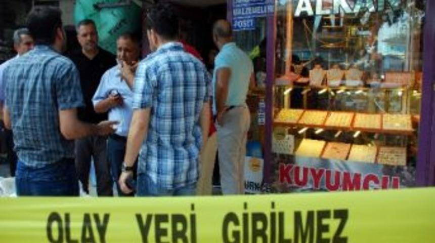 Adıyaman&rsquo;da Kapısı Kapalı Kuyumcuya Giren Şahıs, 850 Gram Altınla Ka&ccedil;arken Yakalandı