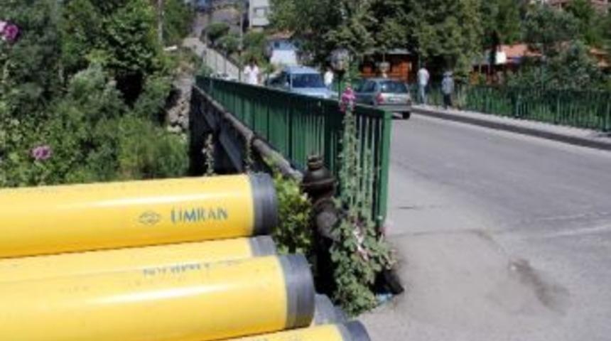 Belediye Başkanı Kazmayı Doğalgaz İ&ccedil;in Vurdu