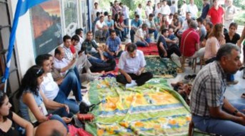 Kesk Ve Eğitim Sen&rsquo;liler Oturma Eylemine Devam Ediyor