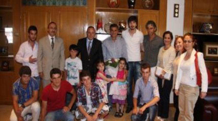 Yetiştirme Yurdundaki Bordomavi Kalpler, Vali Kızılcık&rsquo;ı Ziyaret Etti