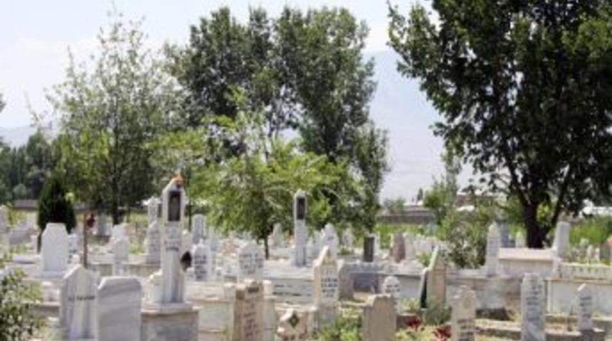 Asri Mezarlığı&rsquo;nda Bakım &Ccedil;alışması