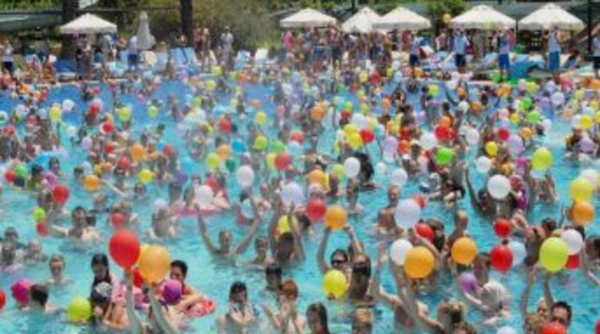 Havuzda Rekor Denemesi