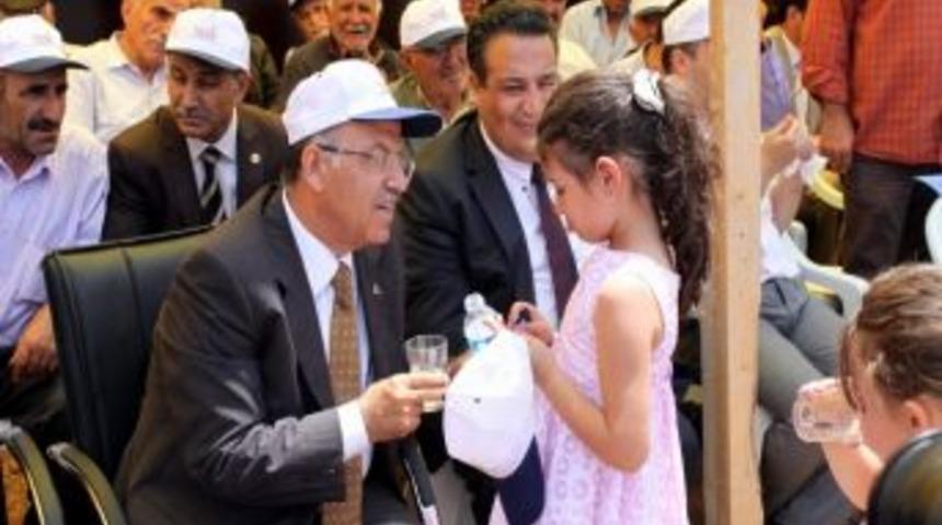 Sıcaktan Bunalan &Ccedil;ocukları Vali Serinletti