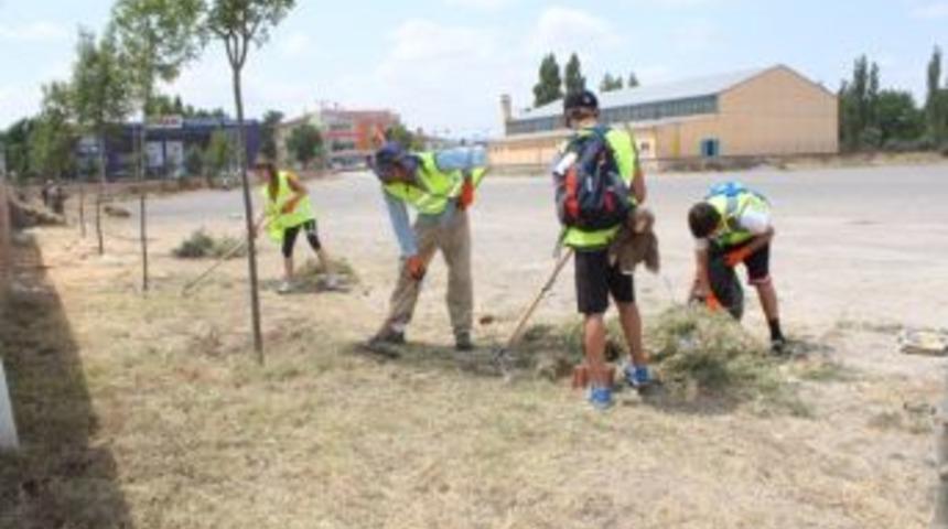 Amerikalı &ouml;ğrenciler temizlik &ccedil;alışması yaptı