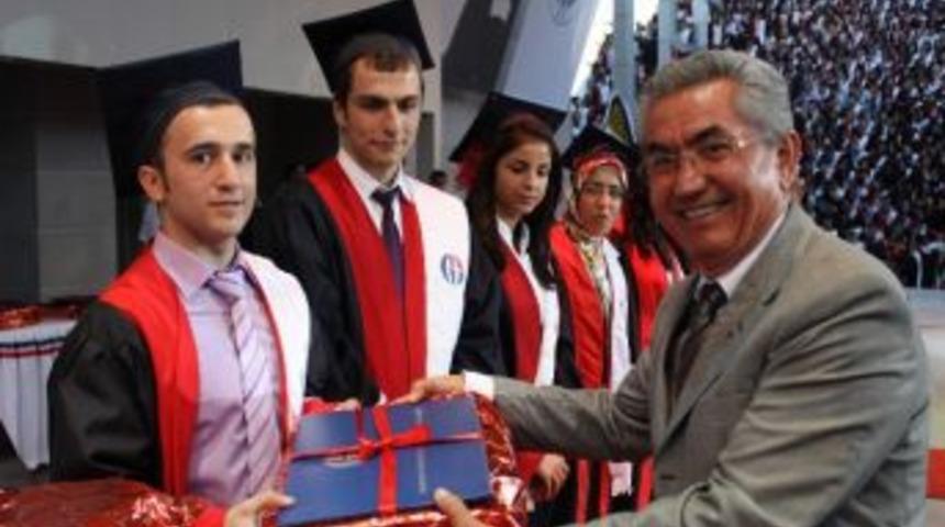 Gaziantep &Uuml;niversitesinde Mezuniyet Coşkusu