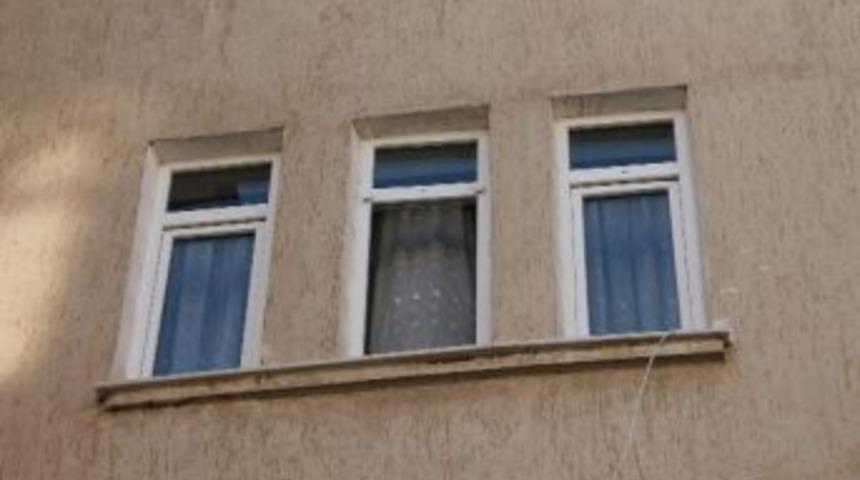 3. Kattan D&uuml;şen &Ccedil;ocuk Yaralandı