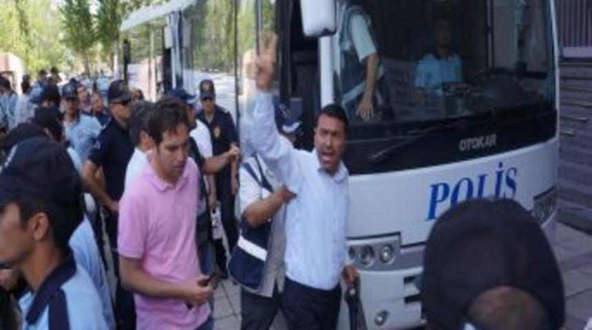 KCK Soruşturmasında G&ouml;zaltına Alınan 35 KESK &Uuml;yesi Adliyede