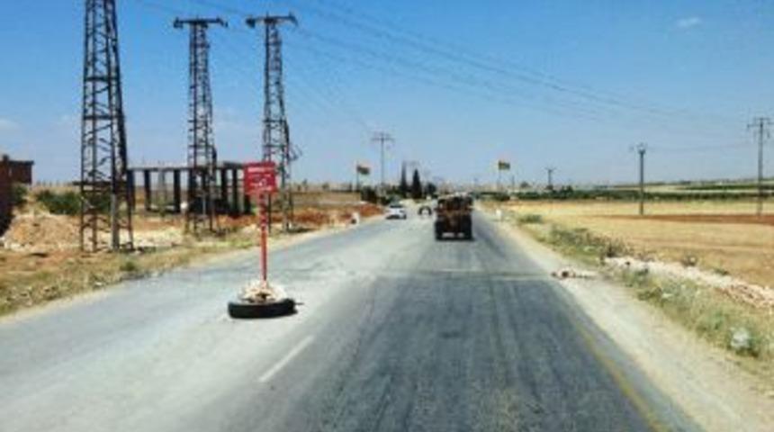 Ter&ouml;r &Ouml;rg&uuml;t&uuml; PKK, T&uuml;rkiye Sınırının Sıfır Noktasına Bayrağını Dikti