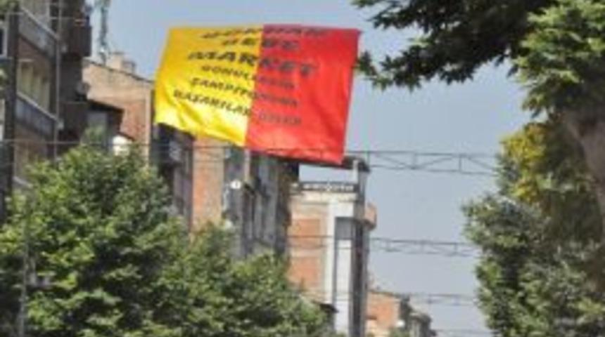 Esnafdan Bayrak Asma Kampanyasına Destek