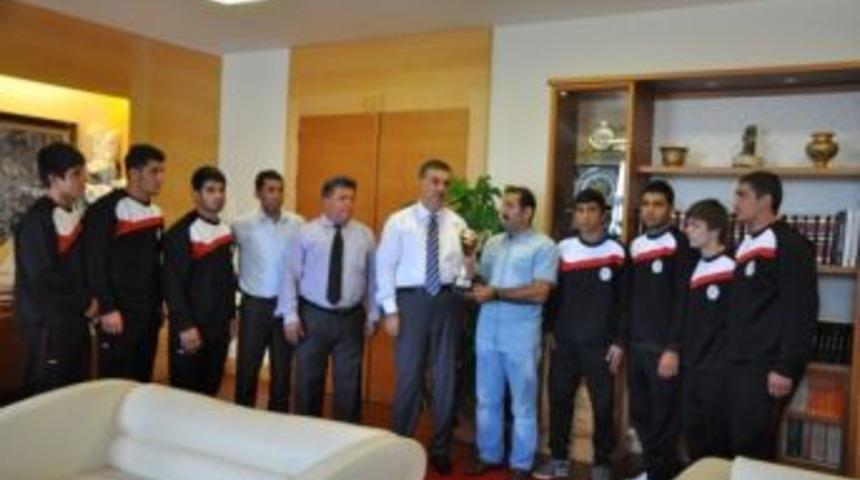 Aydınlı Pehlivanlar Vali Al'ı ziyaret etti