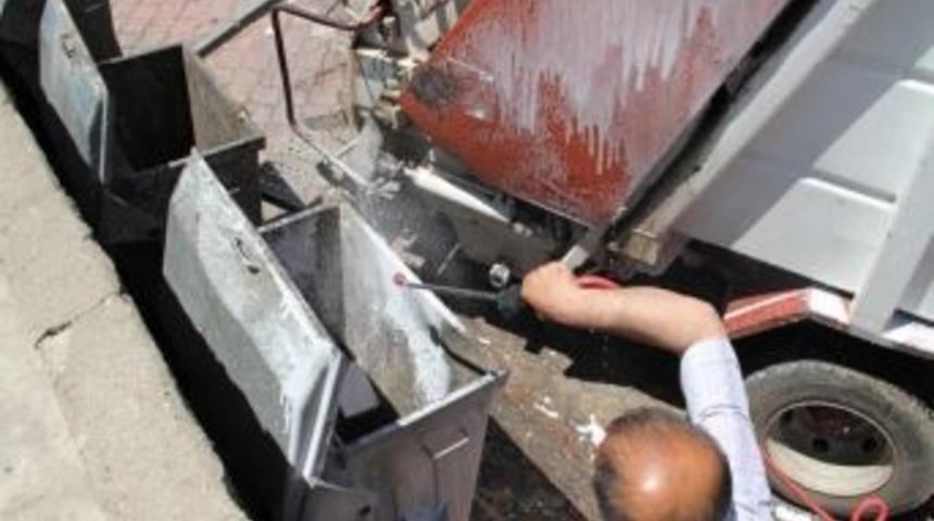 Belediye &Ccedil;&ouml;p Konteynerlerini İla&ccedil;lıyor