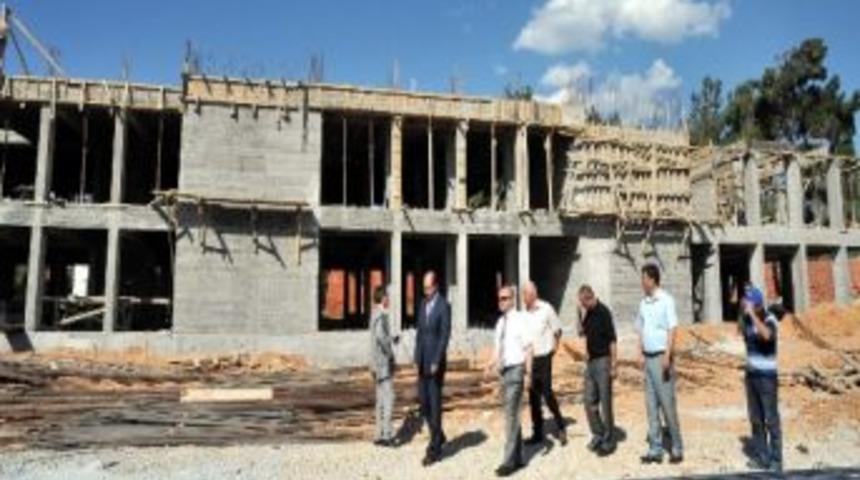 Vali &Ccedil;akacak Sivaslı&rsquo;daki Okul İnşaatlarını İnceledi