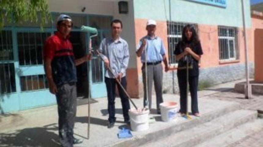 Fedakar &Ouml;ğretmenler Okullarını Boyuyor