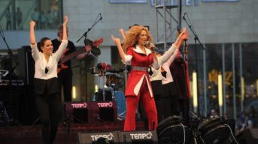 T&uuml;rkiye&rsquo;nin En Uzun Akvaryum T&uuml;neli Hadise Konseriyle A&ccedil;ıldı