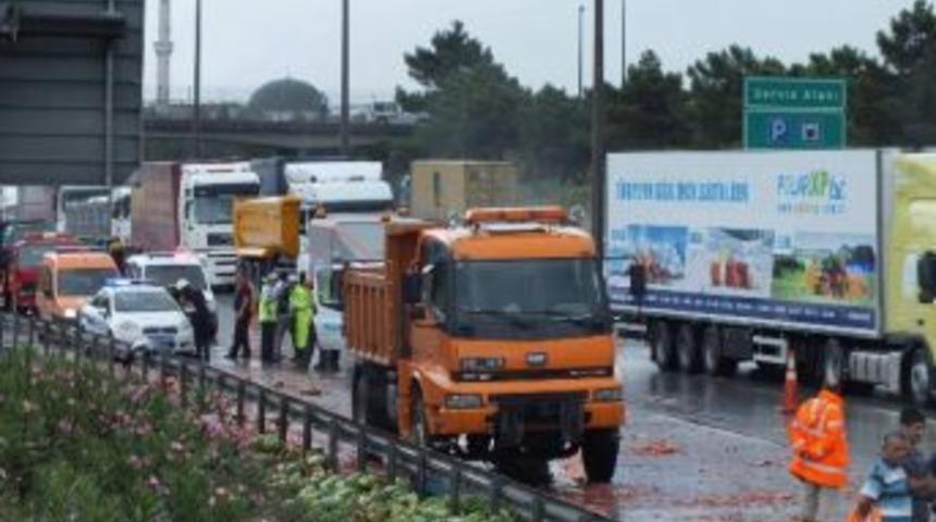 Karpuz Y&uuml;kl&uuml; Tır'ın Devrilmesi İle Zincirleme Trafik Kazası Meydana Geldi