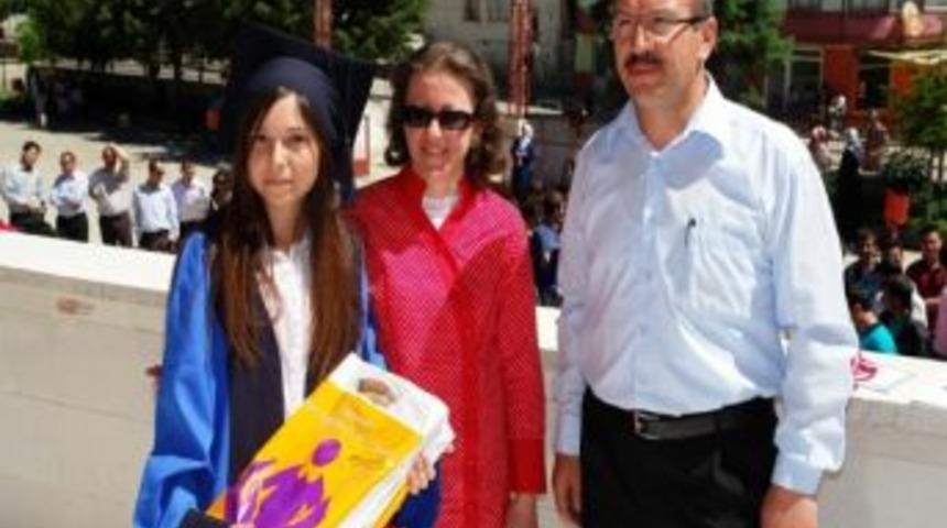 Hisarcık'ta Okul İdaresinden Başarılı &Ouml;ğrenciye Diz &Uuml;st&uuml; Bilgisayar