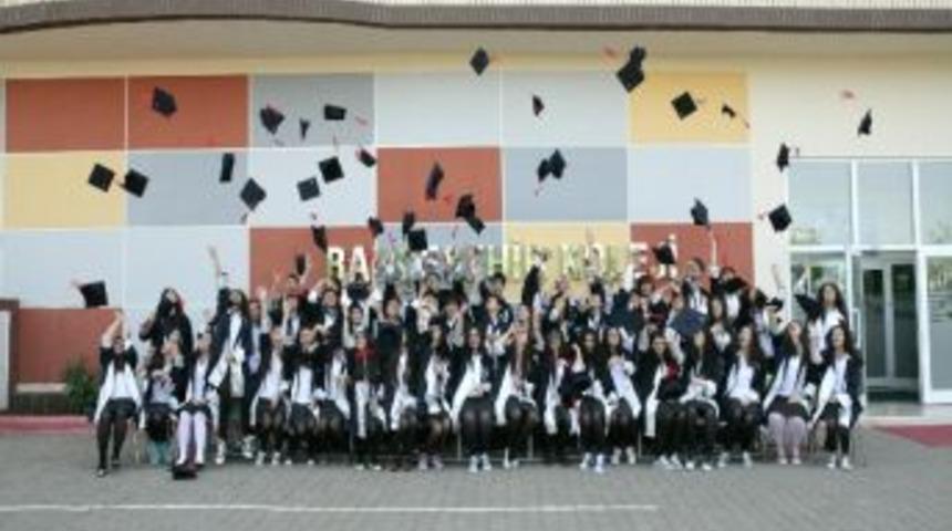 Bah&ccedil;eşehir Koleji'nde Mezuniyet Sevinci