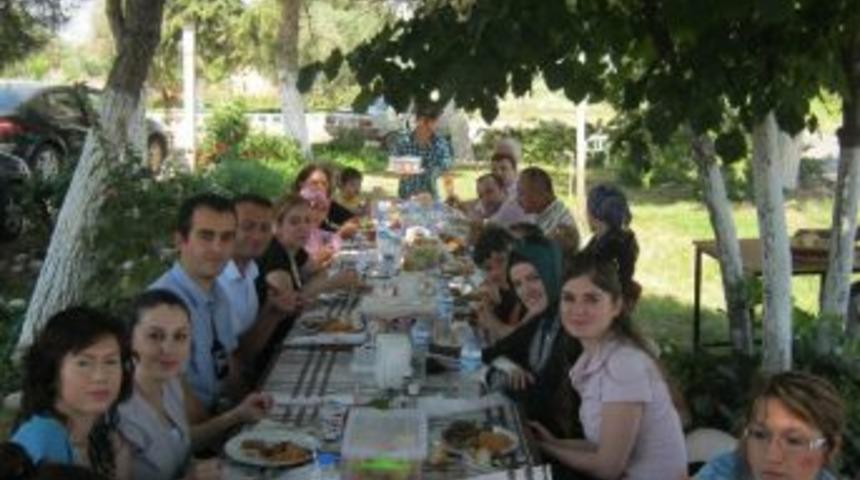 Saruhanlı Gazi İlk&ouml;ğretim Okulu&rsquo;ndan Veda Yemeği