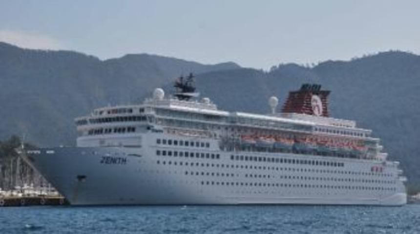 Dev Yolcu Gemisi 'zenith' Marmaris'te