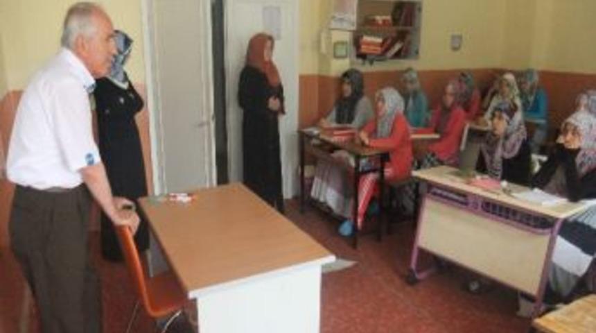 M&uuml;ft&uuml; Mustafa &Uuml;sk&uuml;l&uuml;pl&uuml;, 'yaz Kur&rsquo;an Kursları'nı Ziyaret Etti