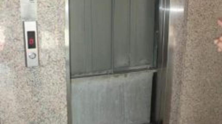 Gazeteciler Asans&ouml;rd&uuml; Mahsur Kaldı