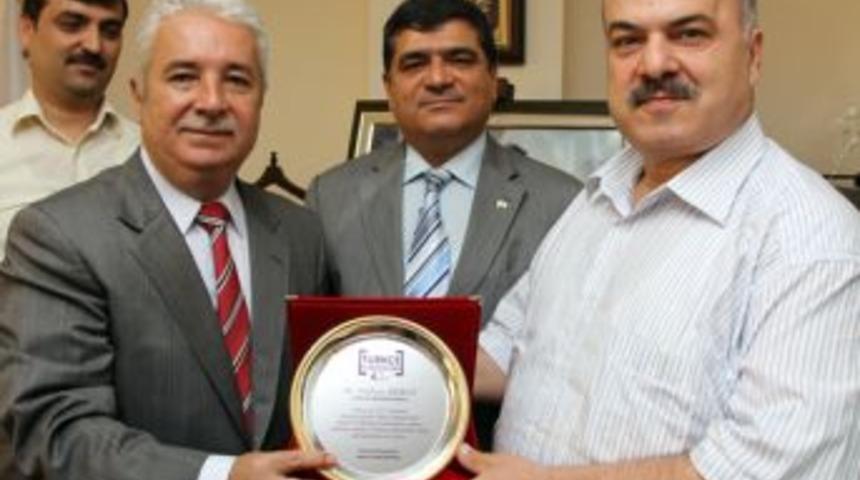 Başkan Arıkan&rsquo;a plaket