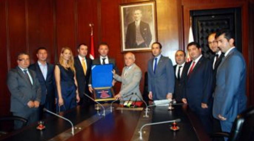 T&Uuml;GİK heyeti &Ccedil;i&ccedil;ek'le buluştu