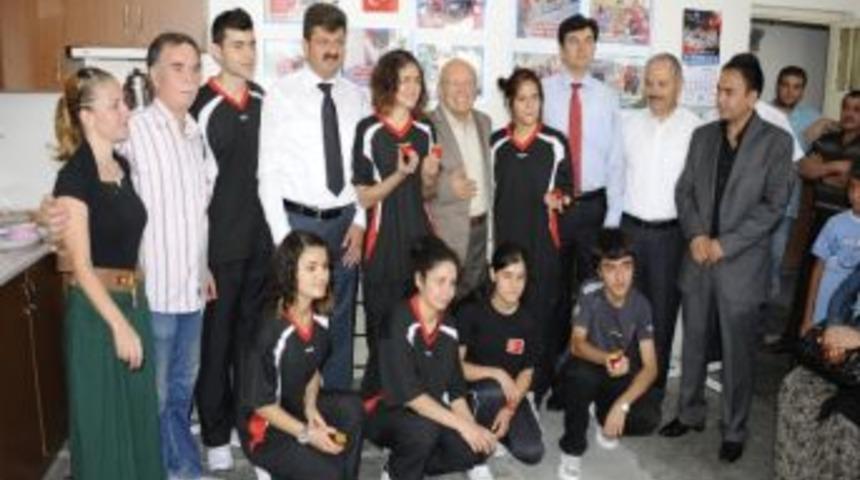 Başarılı Sporculara Altın