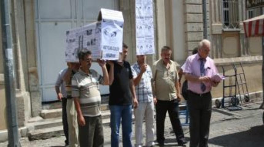 Kaldırım Işgalleri Tabutla Protesto Edildi