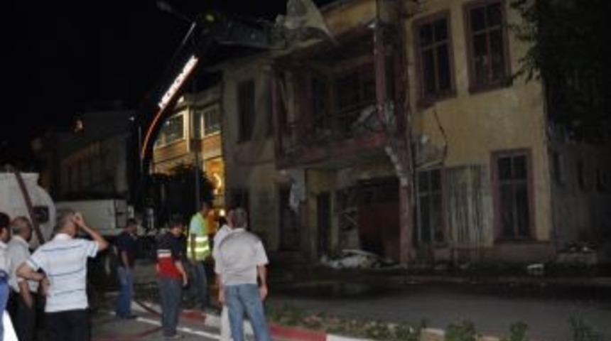 Tehlike Arz Eden Tarihi Bina Gece Yarısı Yıkıldı