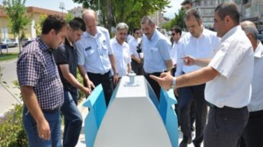 İneg&ouml;l'de Yer Altı &Ccedil;&ouml;p Konteynırlarının Montajı S&uuml;r&uuml;yor