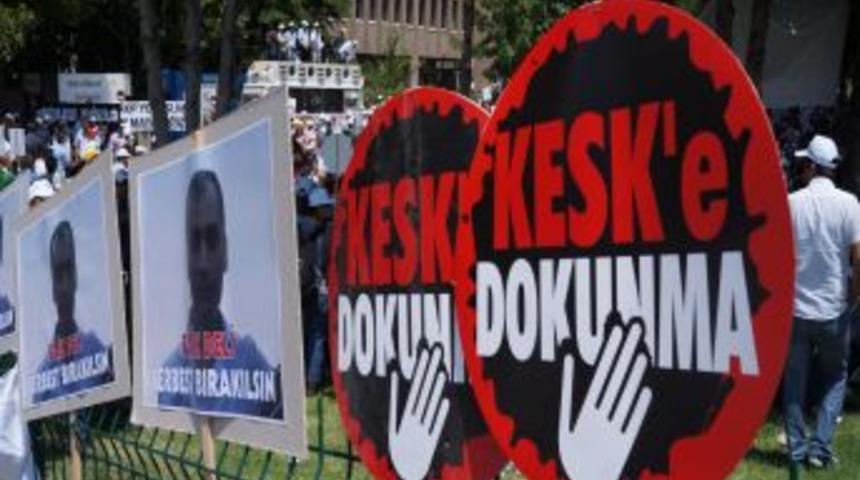 KESK, Gözaltıları Adliye Önünde Protesto Etti