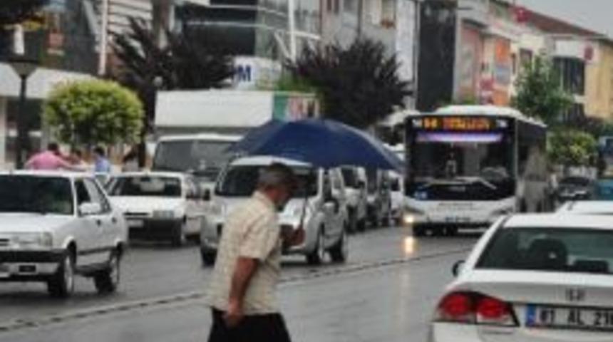 D&uuml;zce'de Etkili Olan Yağışlı Hava Vatandaşları Serinletti