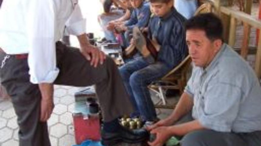 35 Yıldır Aynı Yerde Ayakkabı Boyacılığı Yapıyor