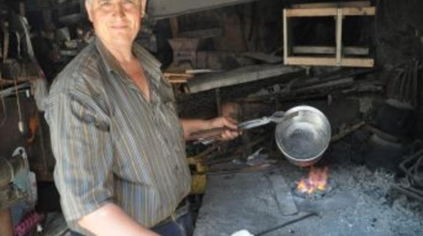 Kalaycılığı &Ccedil;elik Tencere Ve &Ccedil;aydanlık Parlatarak Yaşatıyor