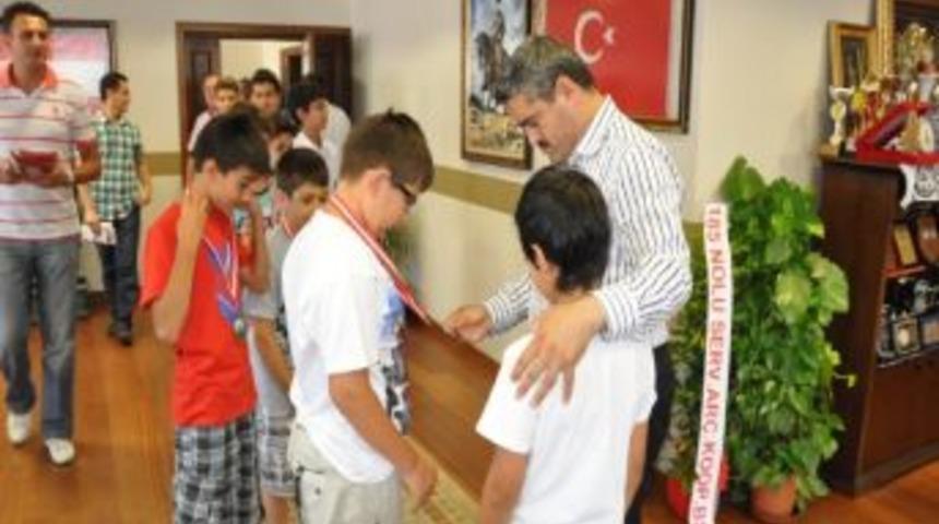 Şampiyon Basket&ccedil;iler, Başarı Plaketini Alıcık&rsquo;a Teslim Etti