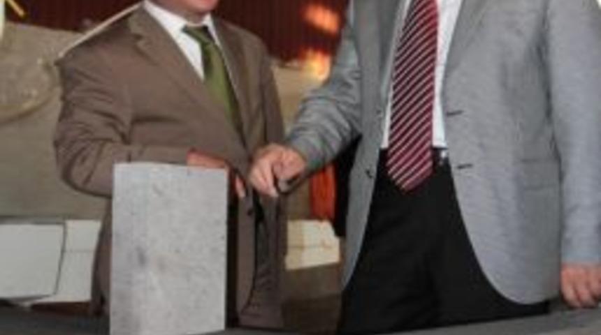 Vali Yenig&uuml;n Andezit Taş Tesislerini Gezdi