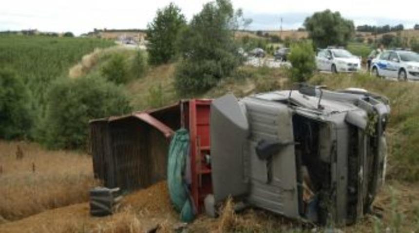 Dikkatsiz Tır Şof&ouml;r&uuml; Buğday Tarlasına U&ccedil;tu